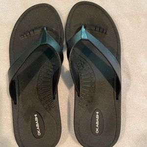 Black Okabashi flip flop sandals. Womens size Large